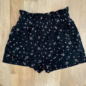 Urban Outfitters Shorts with pockets and scrunched waist. Size Small